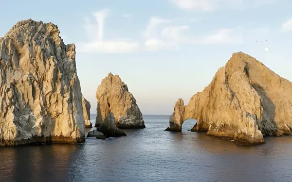 El Arco in Cabo San Lucas, the destination area for private vacation-rental transfers